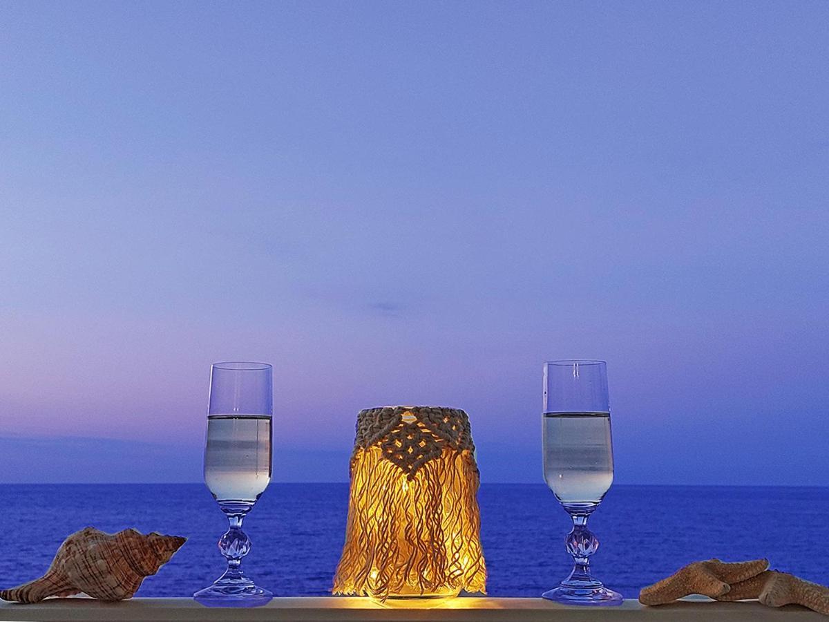 Amazing Beachfront Apartment In Hersonissos المظهر الخارجي الصورة